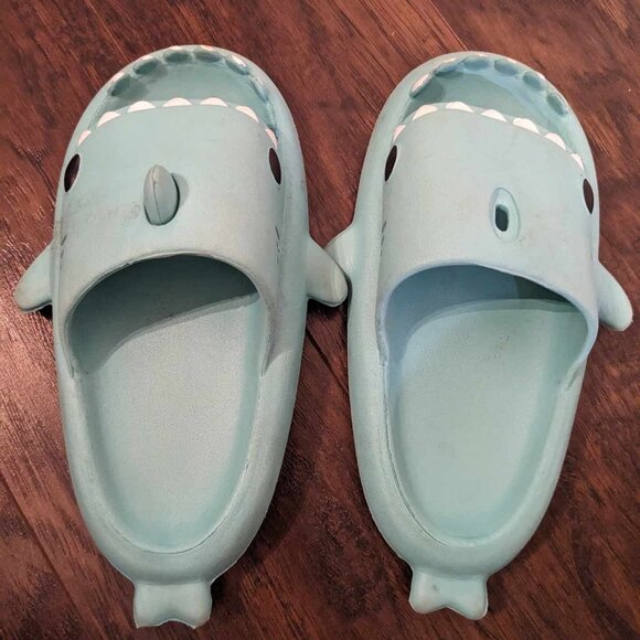 *10/$10* Kid's Shark Slide Sandal - Toddler Size 12 - Picture 2 of 2